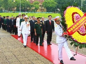 Les dirigeants vietnamiens rendent hommage aux morts pour la Patrie - ảnh 1